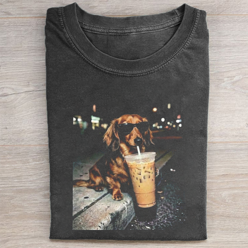 Dachshund engraçado a beber t-shirt de café gelado